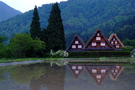  Shirakawa - En poetisk hyllning till naturen och en lek med perspektiv!